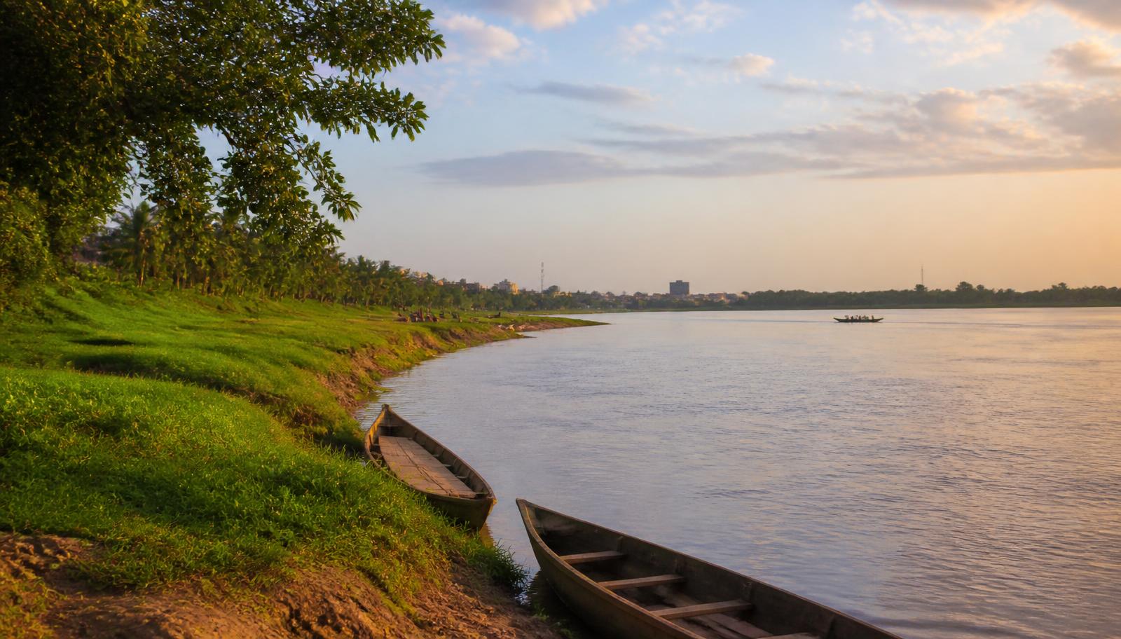 Le fleuve Chari à N'Djaména, berges verdoyantes et pirogues