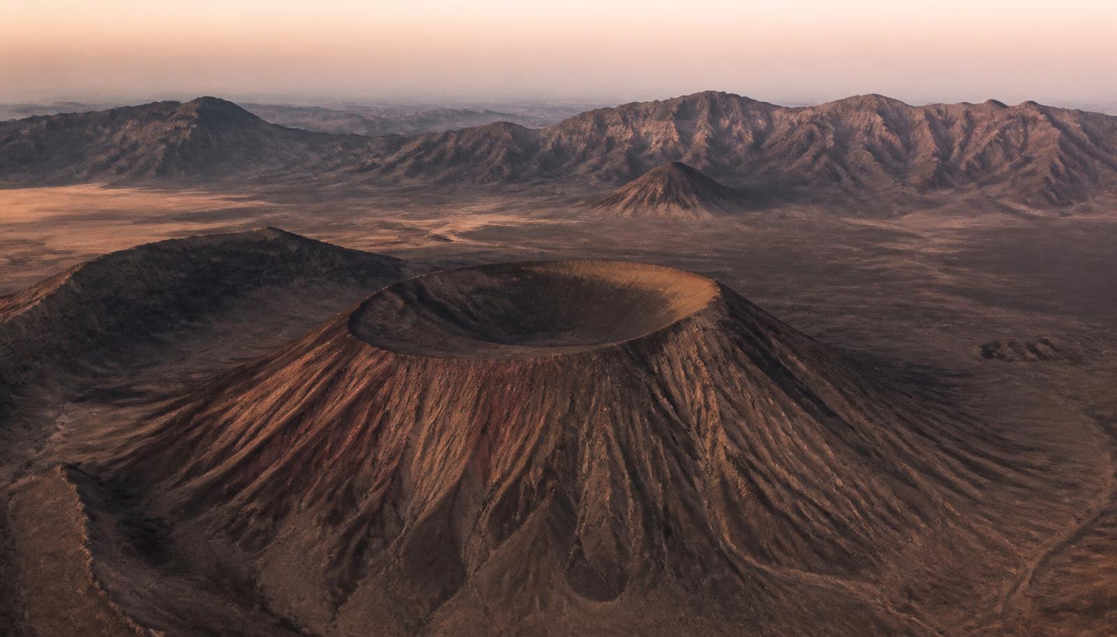 Massif du Tibesti, volcans et dépressions au nord du Tchad